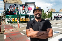 18 juni 2020: graffiti-kunstenaar Julien Crevaels, alias Novadead, poseert voor zijn muurschildering in Laken ter ere van George Floyd, de zwarte Amerikaan die in Minneapolis stierf tijdens een arrestatie door de politie.