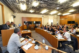 Een parlementaire commissie in het Brussels Parlement.