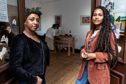 Kunsthistorica Anne Wetsi Mpoma en onderzoekster Emma-Lee Amponsah tijdens de lancering van 'Being Imposed Upon' in boekhandel Pépite Blues.