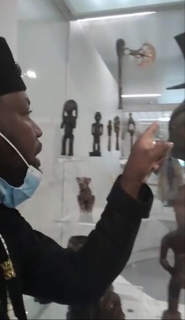 Mwazulu Diyabanza Siwa Lemba tijdens de rondleiding door het AfricaMuseum.