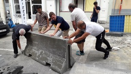 buurtbewoners Sint Joost slepen betonblok weg