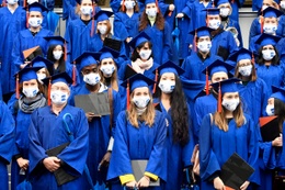 28 september 2020: een normaal afstudeermoment zit er dit jaar niet in voor de studenten van de ULB en de VUB met de stad Brussel een akkoord gevonden om de Grote Markt te gebruiken als unieke omgeving van een diploma-uitreiking