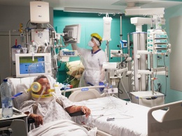 Dokters en verplegend personeel verzorgen zwaar zieke patiënten met Covid-19 in het Erasmusziekenhuis in Anderlecht.