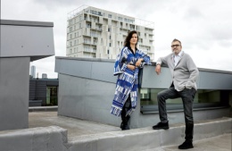  Oana Bogdan en Leo Van Broeck – met op de achtergrond het door hen ontwerpen The Cosmopolitan. 