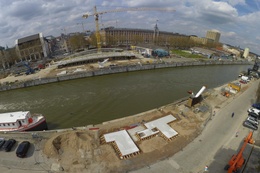 De Suzan Danielbrug ligt op een oever van het kanaal. Overzichtsfoto van de werf
