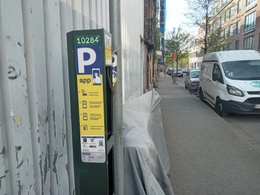 De oude parkeerautomaten in Molenbeek verdwijnen.