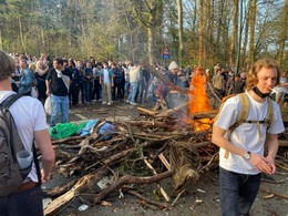 Een groep jongeren heeft ook een vuur aangemaakt in het Ter Kamerenbos.