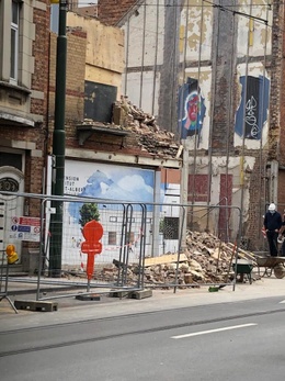 Muur stort in vlak naast school in Sint-Agatha-Berchem