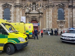 Niet lang nadat de persconfentie is afgelopen, verschijnen de ambulances weer. Dagelijks worden er zo'n vijftien mensen opgenomen in het ziekenhuis.