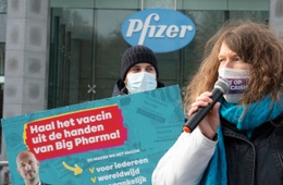 10 februari 2021:dDe extreem-linkse partij PVDA-PTB en Geneeskunde voor het Volk demonstreren iaan het hoofdkwartier van Pfizer in Brussel tegen de bestaande patenten van de farmaceutische industrie op de coronavaccins