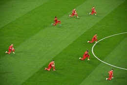 De Rode Duivels knielen, voor hun openingswedstrijd tegen Rusland op Euro 2020 op 12 juni 2021, alle 11 uit solidariteit met de Black Lives Matter-beweging