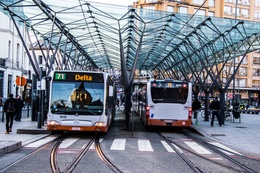 Bussen van lijn 71 aan de halte Flagey.