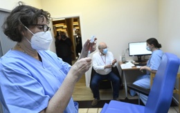 Een man krijgt een corona-vaccin toegediend in het  vaccinatiecentrum Pacheco in Brussel-Stad