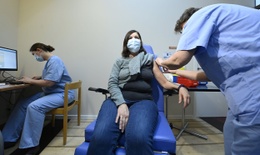 Een vrouw krijgt een corona-vaccin toegediend in het  vaccinatiecentrum Pacheco in Brussel-Stad
