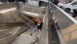 Politie-agenten verschuilen zich in metrostation Merode, ze worden aangevallen door relschoppers in de marge van de coronabetoging van 23/01