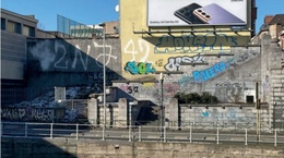 De verwaarloosde omgeving van de trappen bij metrostation Delacroix, aan de Mariemontkaai