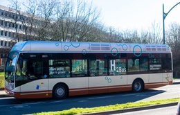 Zijaanzicht van de lijnbus van de MIVB die wordt aangedreven door waterstof (opschrift op de bus: H2bus)