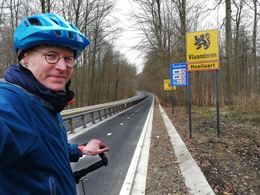 De fietssnelweg F205 Brussel-Hoeilaart langs de N275 (Terhulpsesteenweg), hier op de grens tussen Vlaanderen en het Brussels gewest