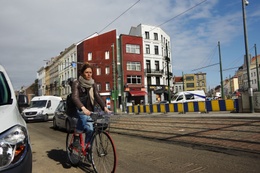 Een vrouw op de fiets op de Koninginnelaan, ter hoogte van het Liedtsplein in Schaarbeek