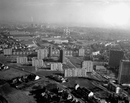  De Modelwijk in Laken in 1973, met vooraan de Romeinsesteenweg. Deze luchtfoto is waarschijnlijk genomen naar aanleiding van de defintieve afwerking van het mondernistische woonproject