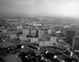 De Modelwijk in Laken in 1973, met vooraan de Romeinsesteenweg. Deze luchtfoto is waarschijnlijk genomen naar aanleiding van de defintieve afwerking van het mondernistische woonproject