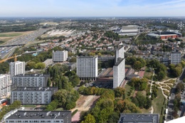 De Modelwijk Laken, gefotografeerd op 17 september 2018. Rechts achteraan het Koning Boudewijnstadion en het Atomium op de Heizelvlakte. Links achteraan het terrein van Parking C