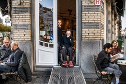 Geert Palmers en David Seffer in Café Winok in Schaarbeek, voorzien van een draagbare oprijplaat van Kinumai, de vzw die ze beiden oprichtten in 2020