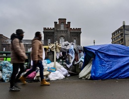 Januari 2023: asielzoekers en daklozen kraakten het kantoorgebouw aan de Paleizenstraat 48 in Schaarbeek, waar vroeger de FOD Financiën gevestigd was