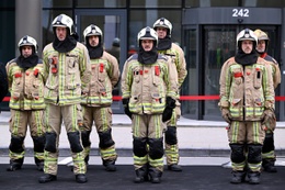 22 maart 2023: een moment stilte door de Brusselse brandweer in de Wetsttraat, bij metrostation Maalbeek, voor de slachtoffers van de aanslag van 22 maart 2016, precies 7 jaar eerder