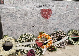 22 maart 2023: bloemenkransen bij het herdenkingsmonument in metrostation Maalbeek voor de slachtoffers van de aanslag van 22 maart 2016, precies 7 jaar geleden