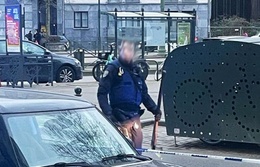 Politieagent met in beslaggenomen hakbijl