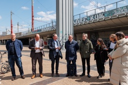 Rudi Vervoort (PS) en burgemeesters Philippe Close (PS), Jean Spinette (PS) en Fabrice Cumps (PS) in de Zuidwijk.