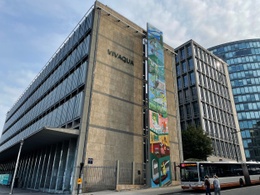 September 2021: de hoofdzetel van Vivaqua bij Brussel-Centraal kreeg een muurschildering naar aanleiding van de 130ste verjaardag van het bedrijf.