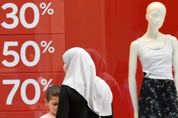 Nieuwstraat winkelstraat winkelwandelstraat shopping voetgangerszone diversiteit samenleving hoofddoek solden islam