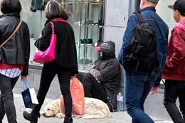 Bedelaar bedelen bedelarij armoede dakloos daklozen straatbewoners shopping winkelen rijk en arm