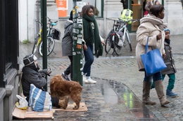 Bedelaar bedelen bedelarij armoede dakloos daklozen straatbewoners winkelen shoppen