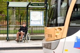 Rolstoelgebruiker aan tramhalte Paleizenstraat