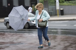 onweer regen paraplu windstoten rukwinden beaufort