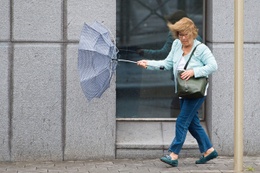 onweer regen paraplu windstoten rukwinden beaufort slecht weer
