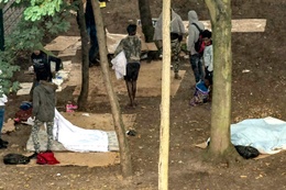 transmigranten asielzoekers Maximiliaanpark migratie vluchtelingen dakloos daklozen slaapplaats