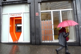 Bancontact cash in cash out geldautomaat geld afhalen mister cash geld afhalen bank regen paraplu