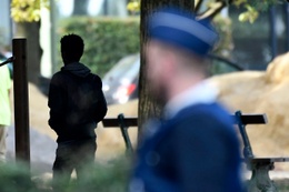 Transmigranten en politie in het Maximiliaanpark.