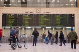Brussel-Centraal trein station plooifiets Brompton NMBS pendelaars treinreiziger centrale hal
