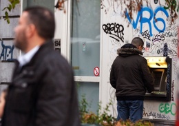 20181114 bancontactautomaat graffiti vuil vandalisme smerige stad tags verloedering cash geld bankautomaat