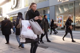 shopping in de Nieuwstraat winkelstraat winkelen H&M