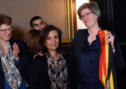 Eedaflegging van de Molenbeekse burgemeester Catherine Moureaux (rechts) met haar moeder Françoise Dupuis (links)