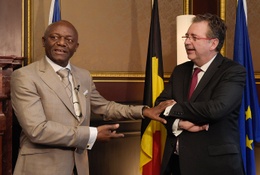 Eedaflegging van Pierre Kompany als burgemeester van Ganshoren, met minister-president Rudi Vervoort (rechts)
