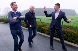 Fred Rutten, de nieuwe hoofdtrainer van RSC Anderlecht met sportdirecteur Michael Verschueren en Frank Arnesen, technisch directeur