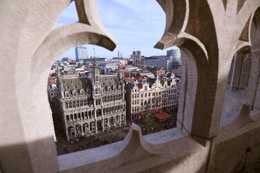 Het Broodhuis op de Grote Markt, gezien vanaf het balkon van het stadhuis