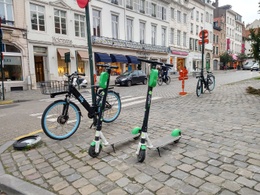 Deelsteps van Lime en elektrische deelfietsen van Billy Bike op de Grote Zavel